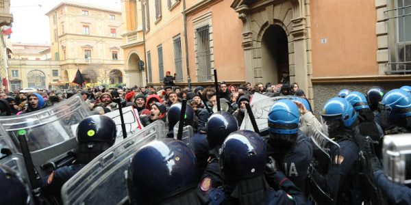 bologna - 30/01/2012 - in occasione del conferimento della laurea honoris causa  al presidente Giorgio Napolitano corteo di protesta dei collettivi studenteschi - in via de poeti la testa del corteo è entrata in contatto con lo schieramento delle forze dell'ordine - 
( mario carlini / iguana press )