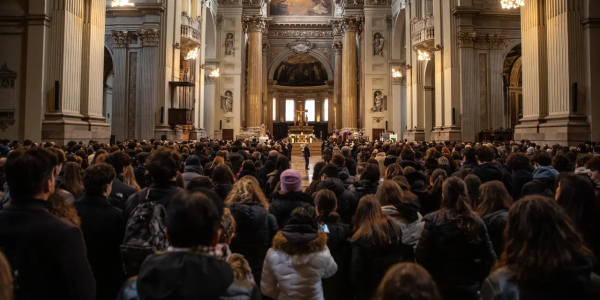 crans-montana-una-folla-di-giovanissimi-al-funerale-di-tamburi
