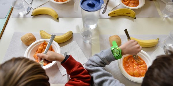 Bambini della Scuola Marie Curie, mangiano alla mensa scolastica con il pranzo di Milano Ristorazione (Luca Matarazzo, Milano - 2015-03-26) p.s. la foto e' utilizzabile nel rispetto del contesto in cui e' stata scattata, e senza intento diffamatorio del decoro delle persone rappresentate