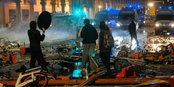 scene-da-far-west-a-bologna-coi-manifestanti-che-sfidano-le-forze-dell-ordine