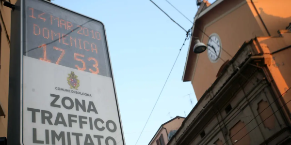 una-porta-sirio-che-delimita-la-ztl-del-centro-di-bologna